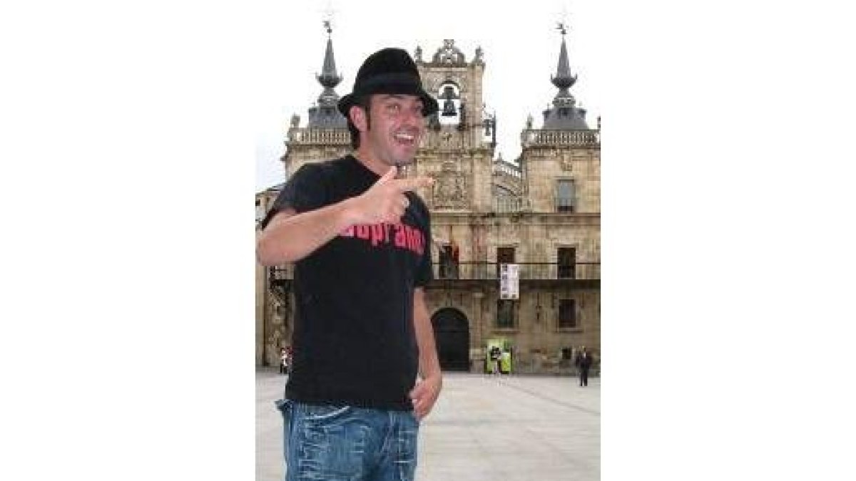 Arturo Valls posa en la plaza Mayor de Astorga minutos después de llegar a la ciudad