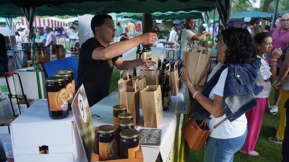 Imagen de uno de los puestos de la Feria de Artesanía de Lorenzana. J. NOTARIO