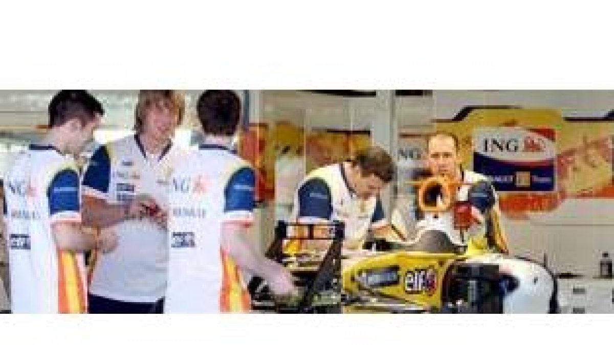 Mecánicos de Renault montan el alerón en el R28
