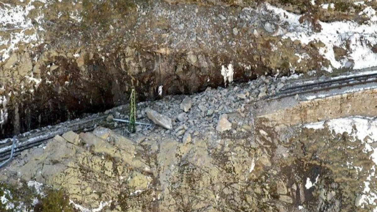 Desprendimiento de rocas sobre las vías del tren en una imagen de archivo. DL