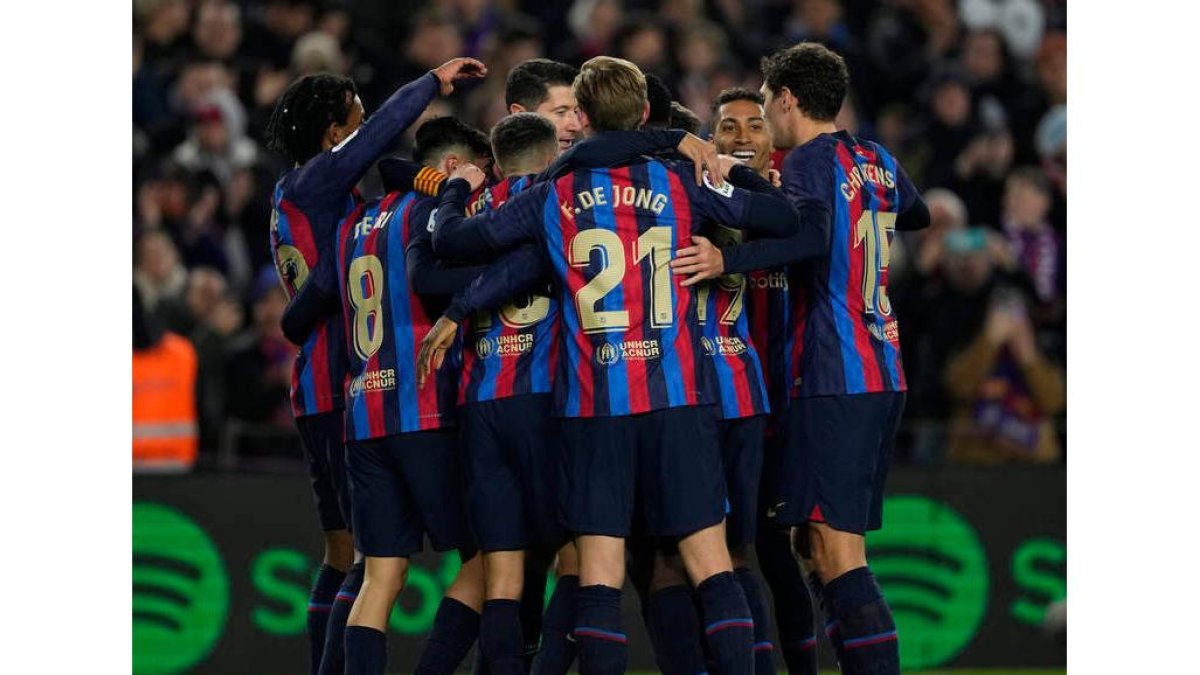 El Barcelona celebra con una piña el tercer gol frente al Sevilla que les dispara en la Liga. ALEJANDRO GARCIA