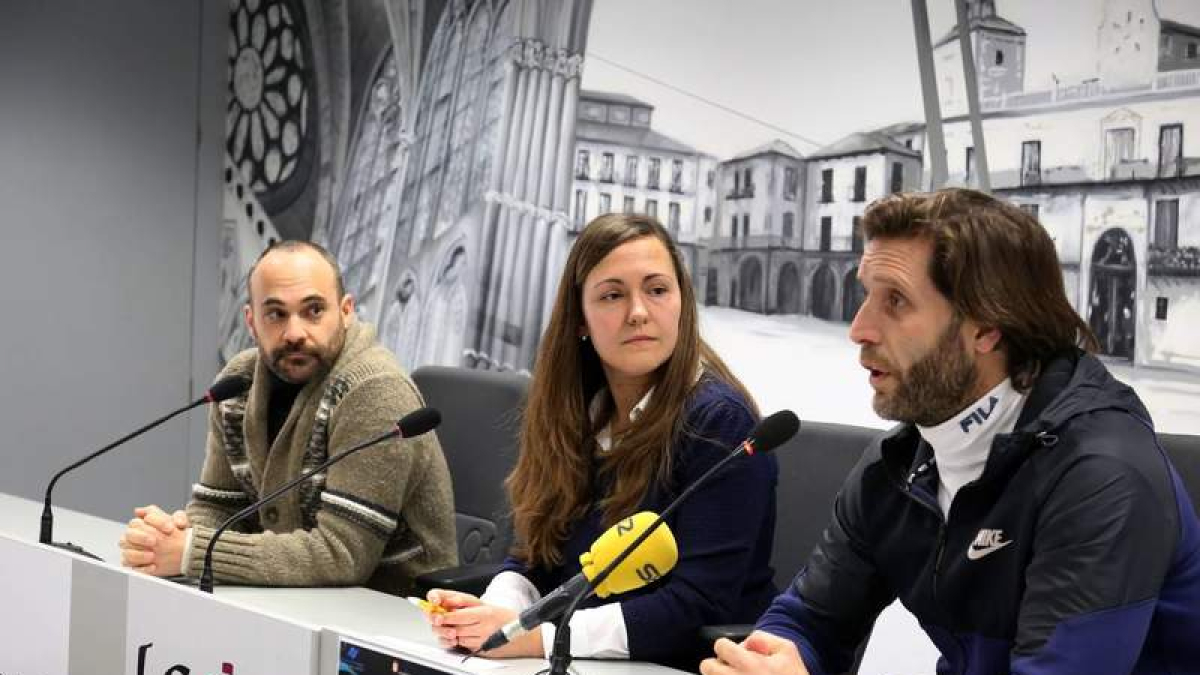 Marta Mejías con Borja Vilanova y Francisco Leal. CÉSAR
