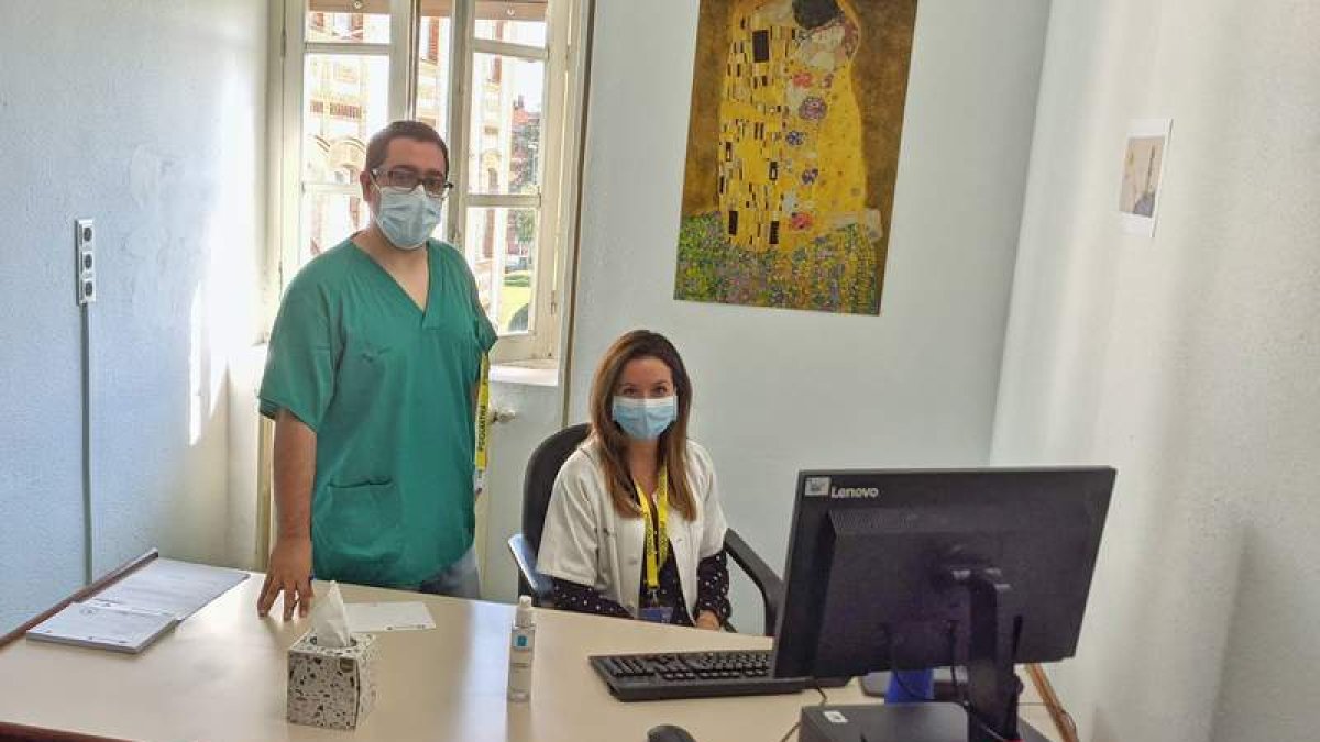 Sergi Núñez, psiquiatra, y Esther Turrado, psicóloga, en la consulta del Hospital de León. DL