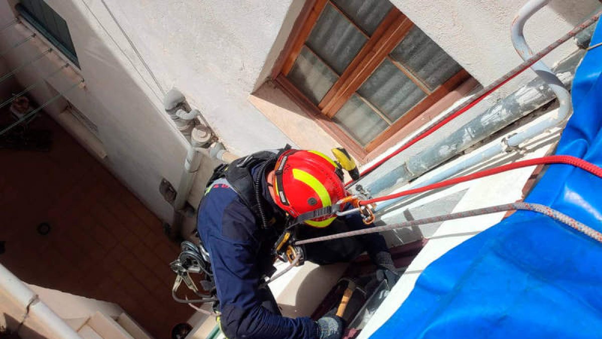 Una de las intervenciones de ayer. BOMBEROS DE LEÓN