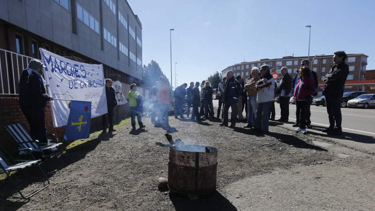 Un grupo de participantes en la marcha visitaron el campamento en Antibióticos.