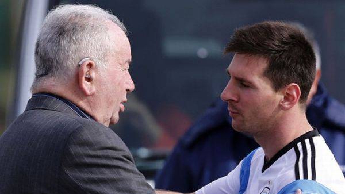Julio Humberto Grondona saluda a Leo Messi tras un entrenamiento, el pasado mayo en Buenos Aires.