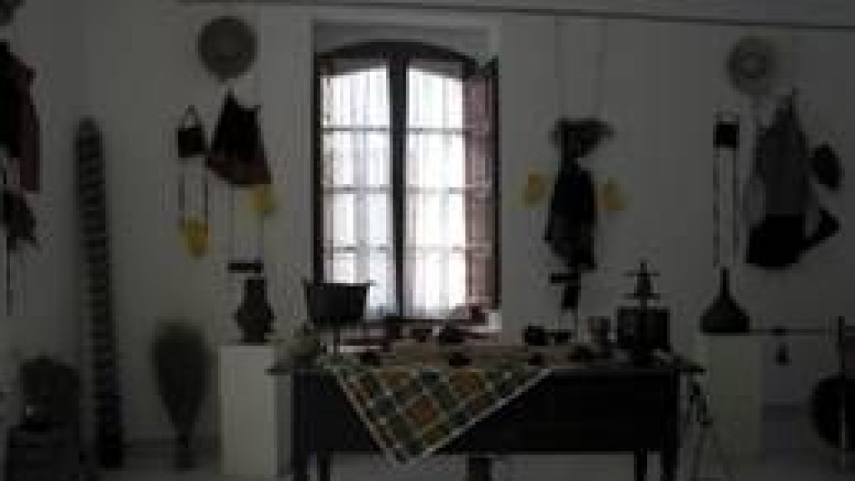 Varios de los aperos y herramientas de vendimia que muestra la exposición