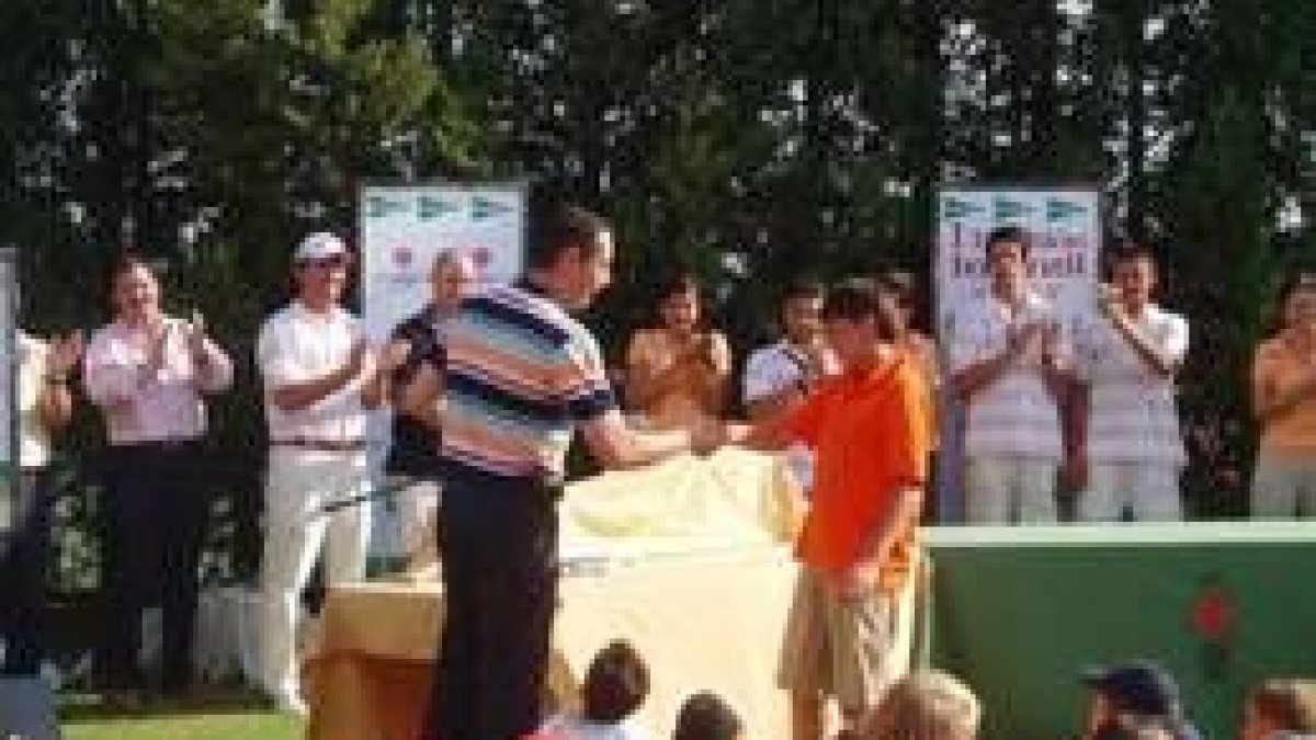 Carlos Cueto, gerente del Campo de Golf entregando un regalo a un participante