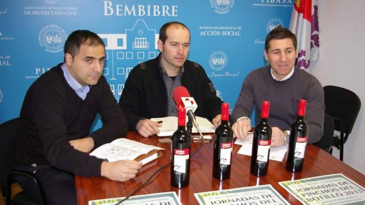 Hosteleros de Acobem con el edil de Fiestas