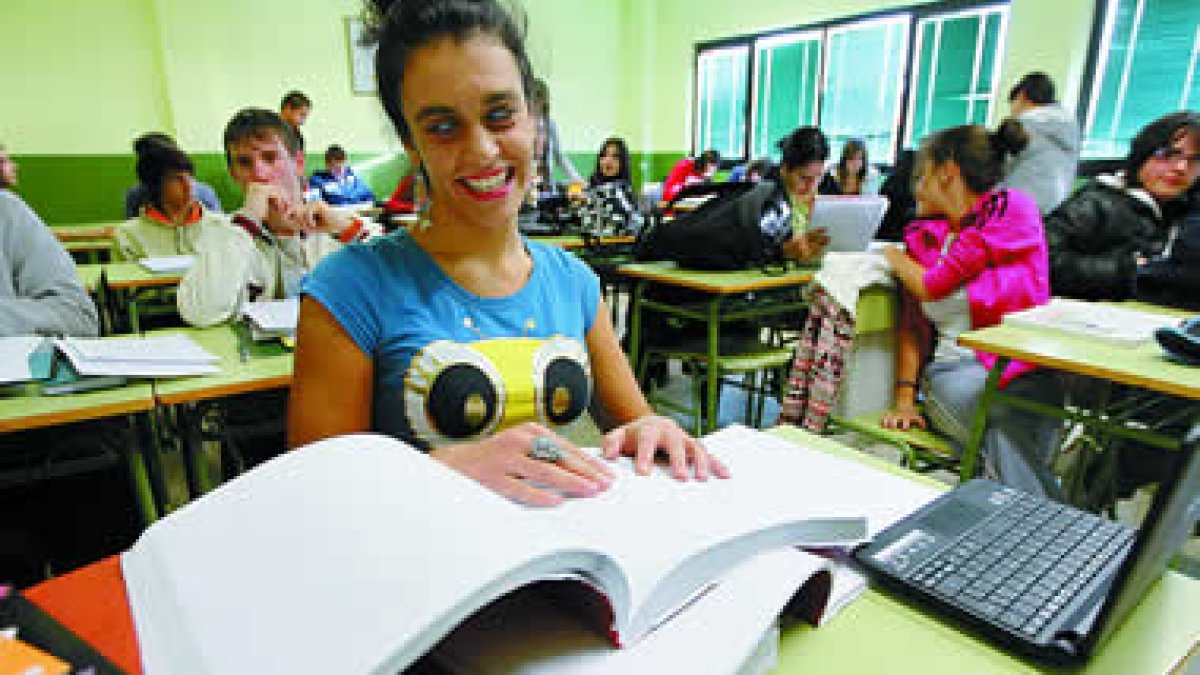 Lucía González Luengo, en su clase del Instituto Juan del Enzina.
