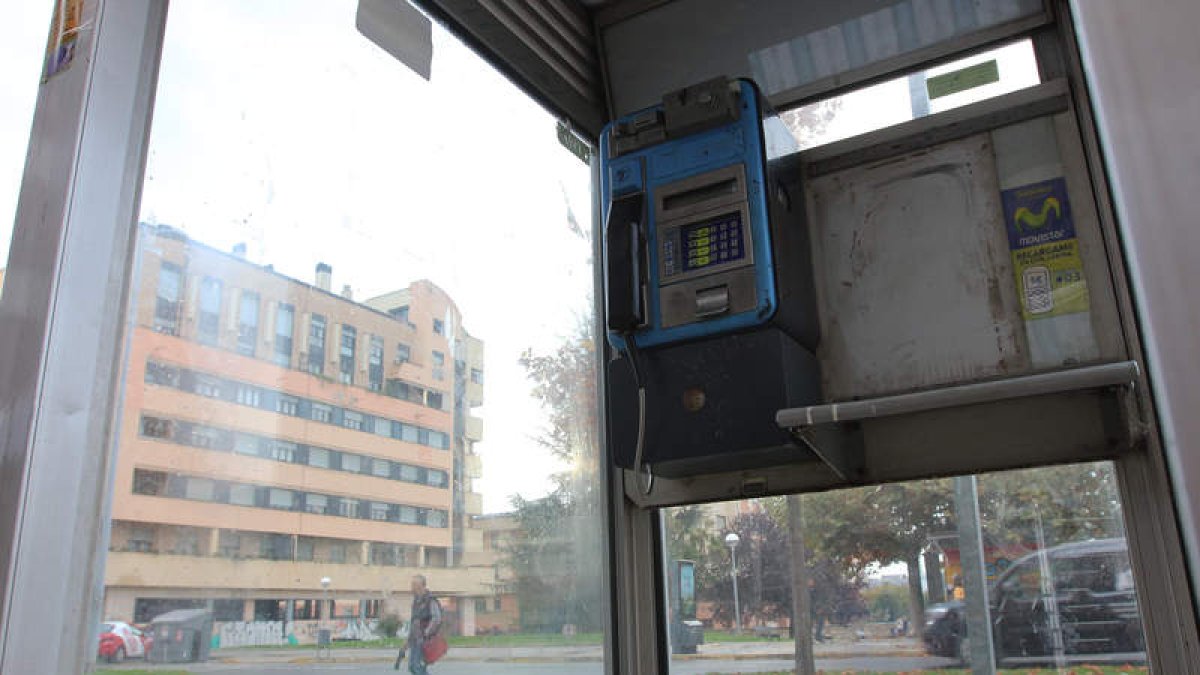 Una de las cabinas acristaladas que sobrevive en el barrio de los Judíos de Ponferrada. ANA F. BARREDO