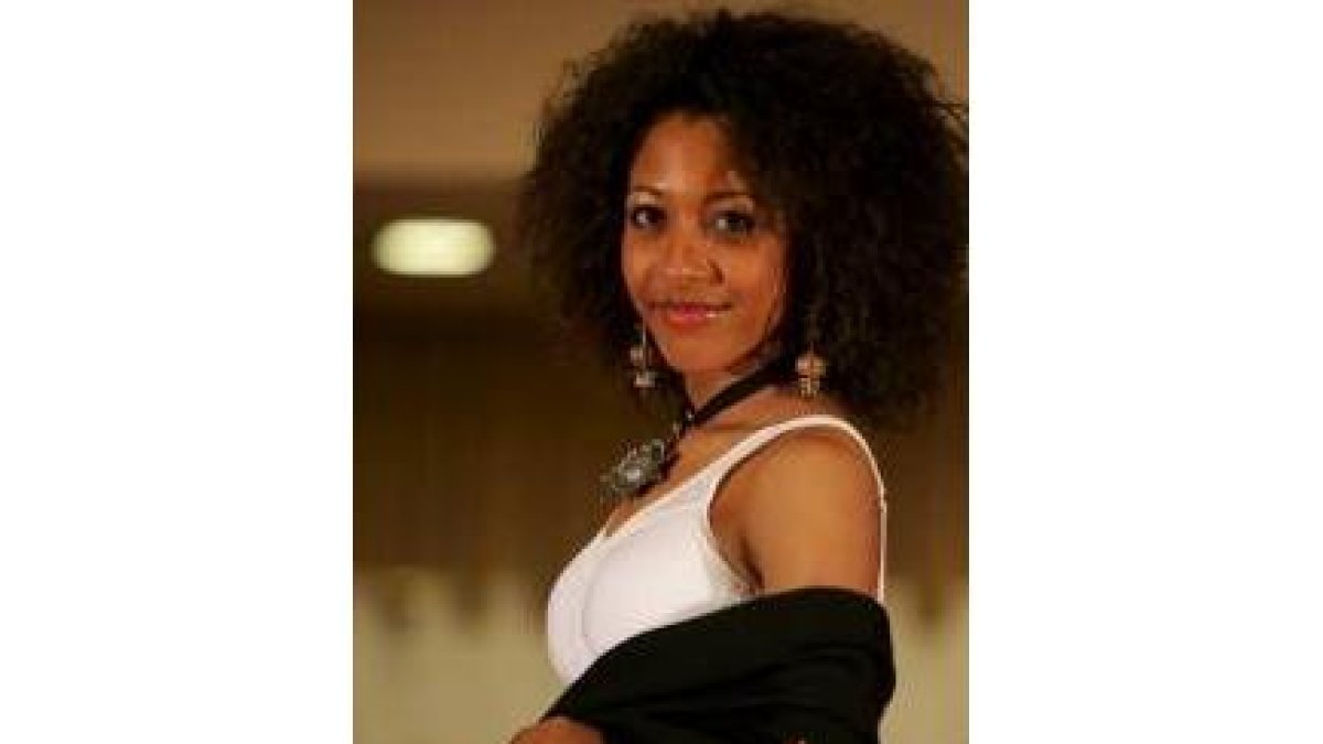 Las modelos leonesas Belén y Verónica prestaron su apoyo desinteresado al acto de la AECC