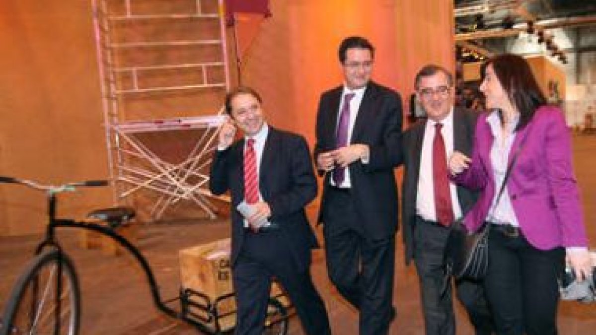 José Blanco y Ángel Villalba en el stand de Feve.