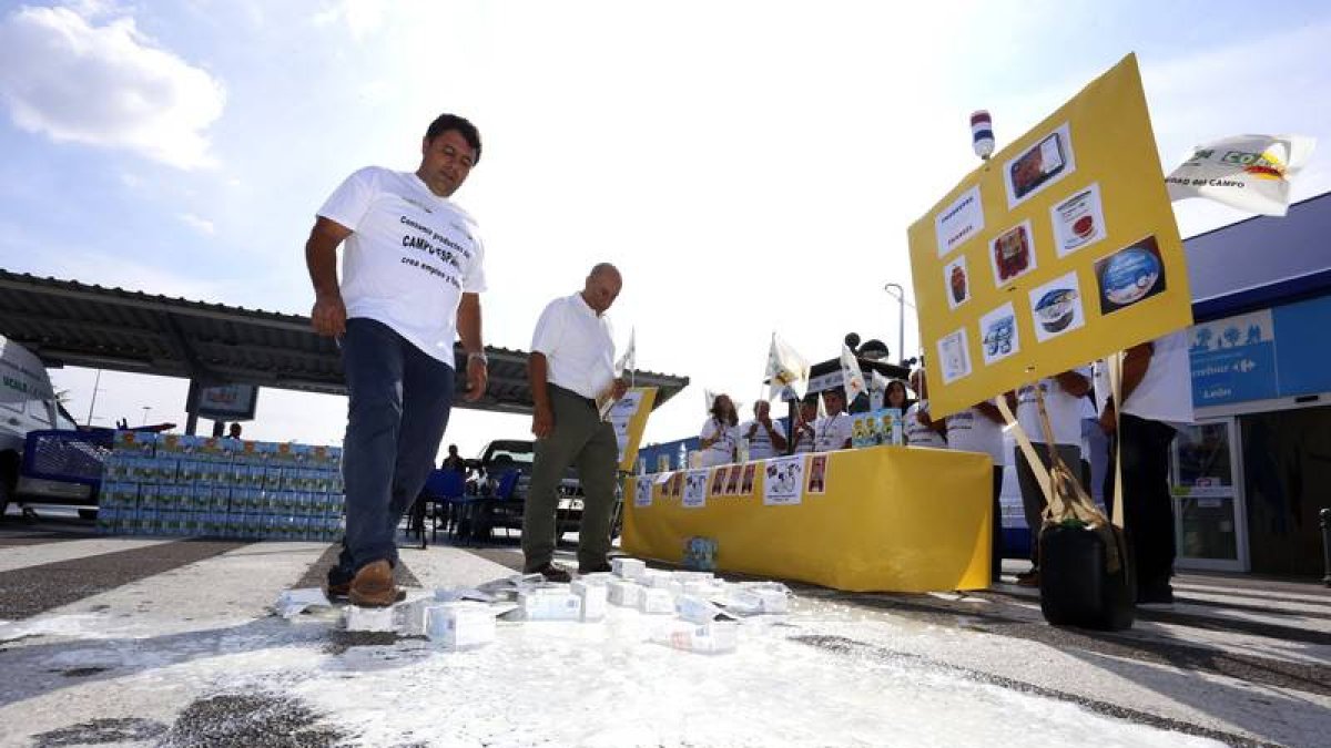 La organización profesional agraria Ucale-Coag realiza una concentración de boicot a los productos franceses dentro de la campaña de actos de protesta en defensa del sector lácteo
