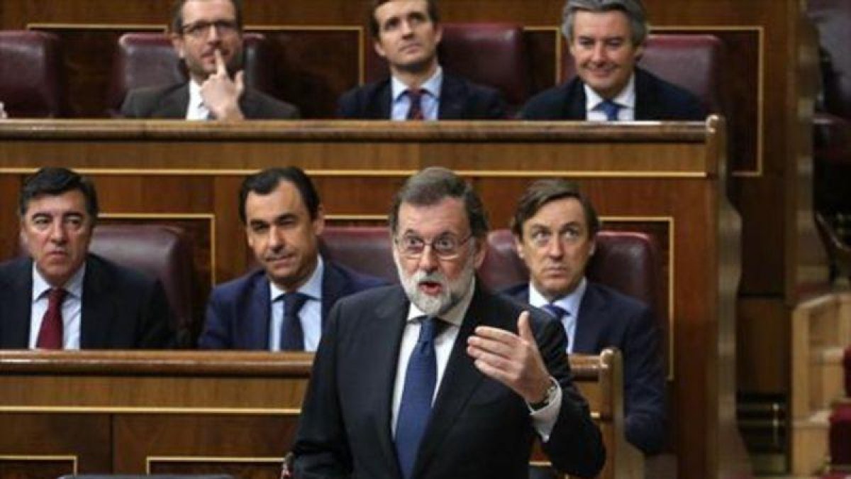 Mariano Rajoy responde en la sesión de control del Congreso, ayer.