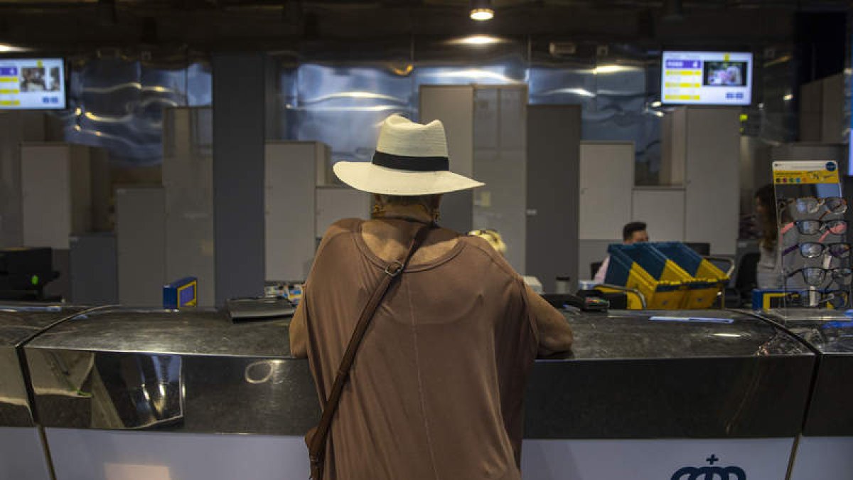 Una votante solicita el voto por correo en una oficina postal de Madrid. DANIEL GONZÁLEZ