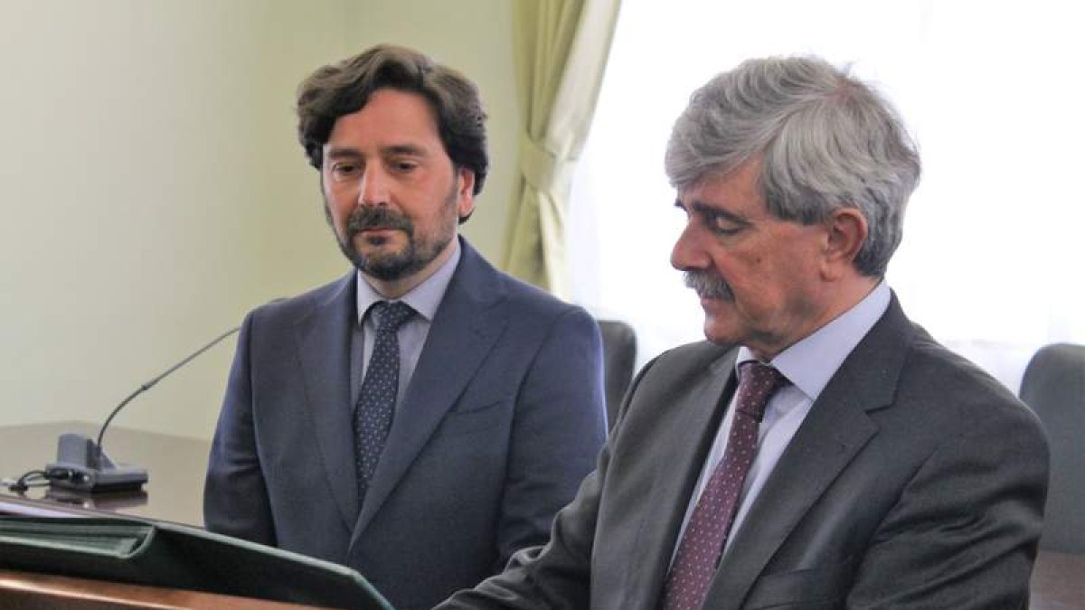 Mauriz, con el rector García Marín, en su toma de posesión. DL
