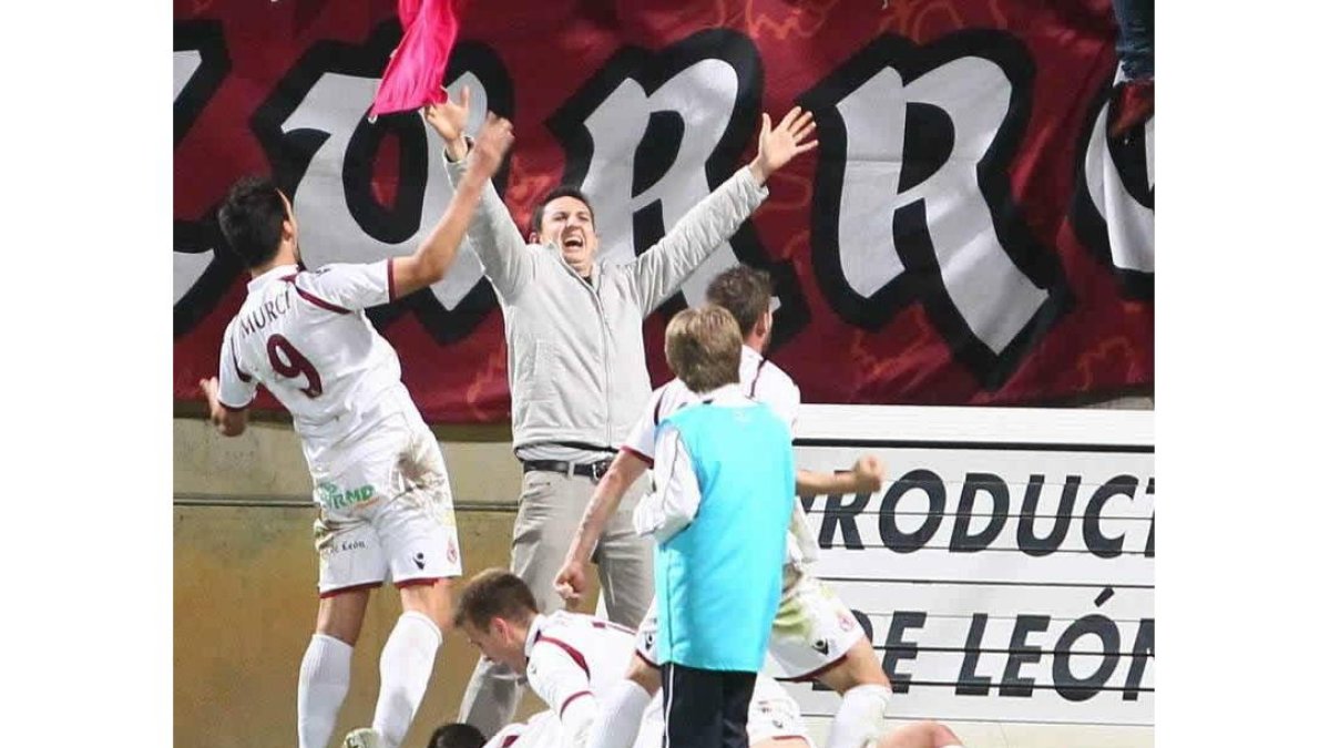 Los jugadores festejan el gol que les da el liderato, junto a un aficionado que saltó al césped.