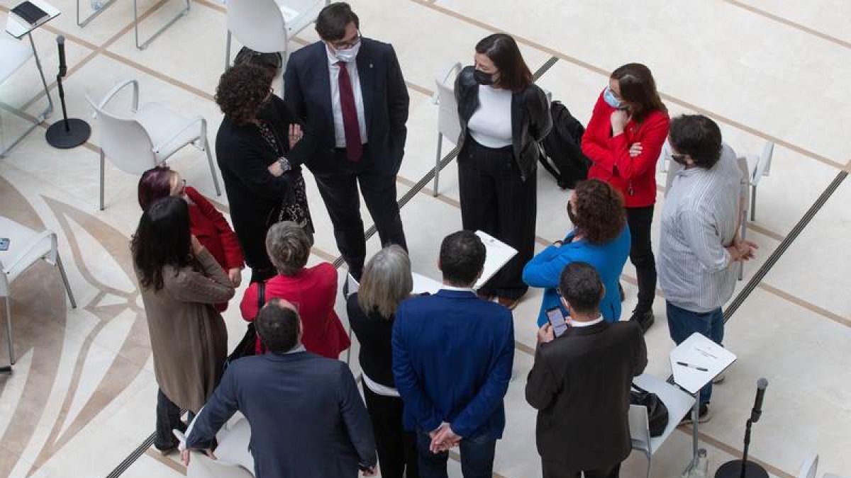 Salvador Illa con parte de su grupo, el miércoles, en el Parlament de Cataluña. ENRIC FONTCUBERTA