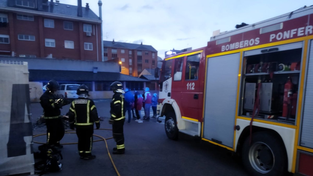 Varios efectivos de los bomberos tratan de sofocar un incendio en La Peregrina. AYUNTAMIENTO DE PONFERRADA