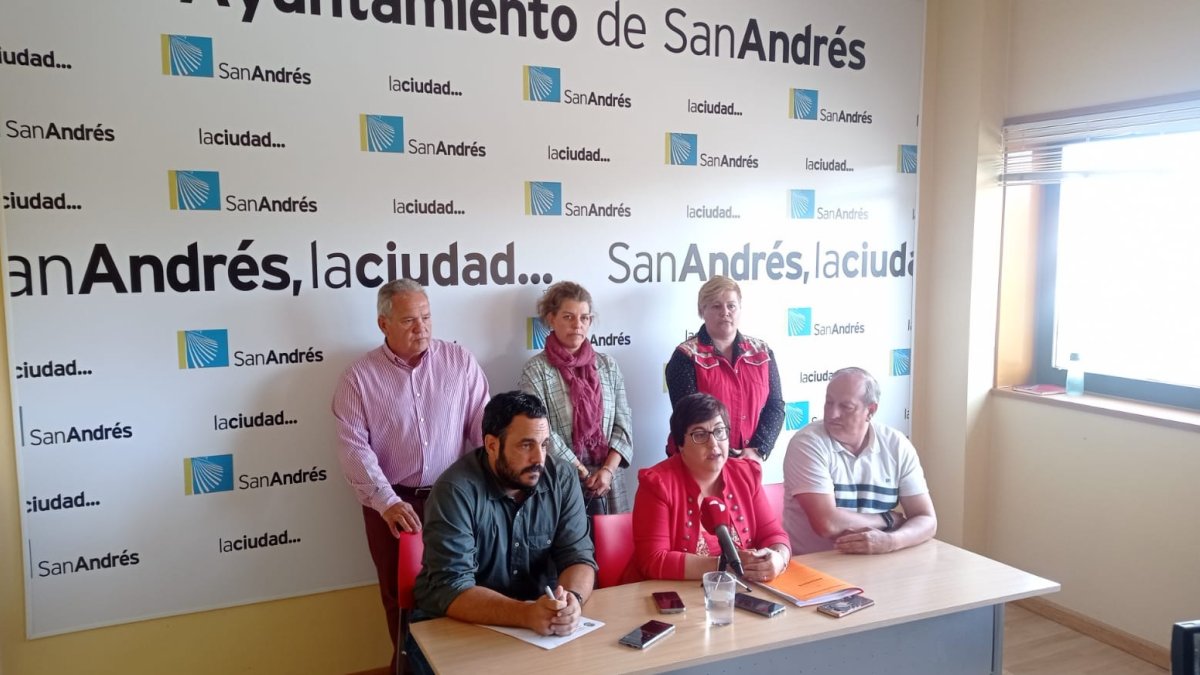 Camino Cabañas, en el centro, durante la rueda de prensa. DL