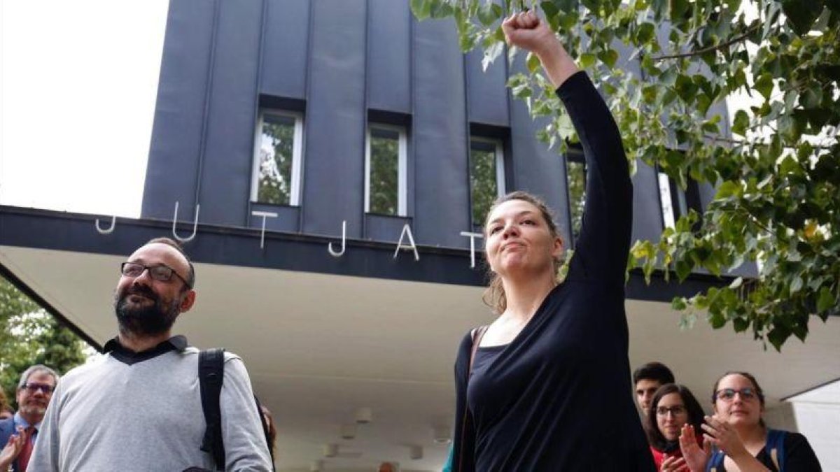 La alcaldesa de Berga, Montse Venturós, a su salida de los juzgados junto a su abogado, el diputado de la CUP Benet Salellas.