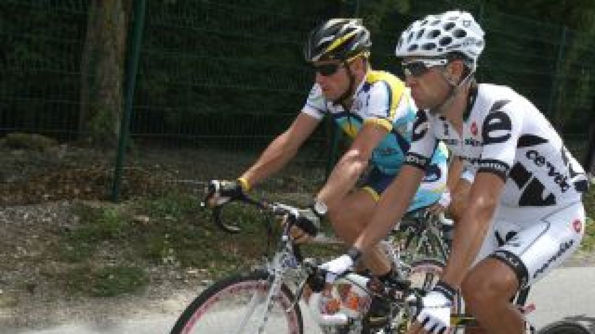 Carlos Sastre dialoga con Lance Armstrong de camino a París.