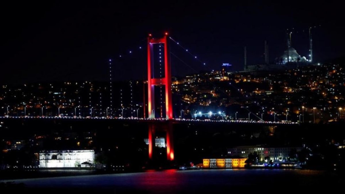 El puente del Bósforo, que conecta la parta europea de la ciudad con la asiática, en Estambul, fotografiado este 15 de julio.