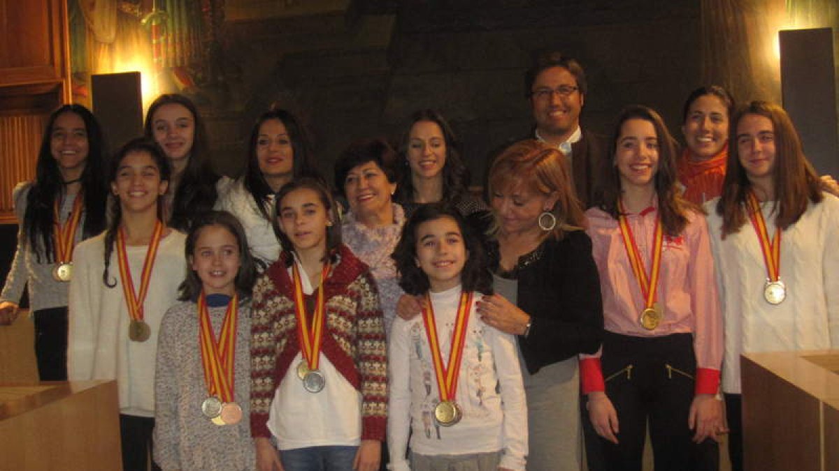 Las gimnastas del Club Ritmo junto a Isabel Carrasco y Emilio Orejas.