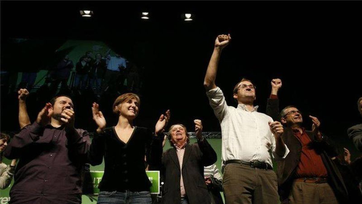 Herrera y los integrantes de su candidatura saludan al público al final del mitin en Terrassa.