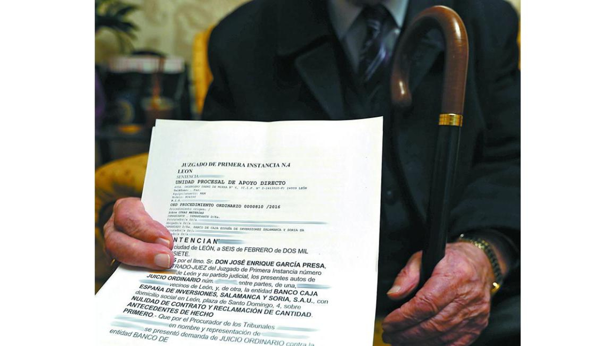 El padre de familia, con la sentencia que les reconoce la devolución de sus ahorros.