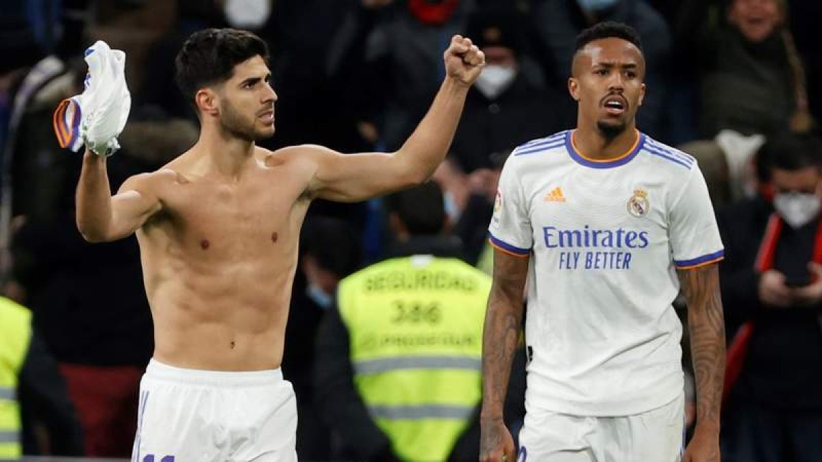 El delantero del Real Madrid Marco Asensio celebra el gol de la victoria tras marcar ante el Granada. GUILLÉN
