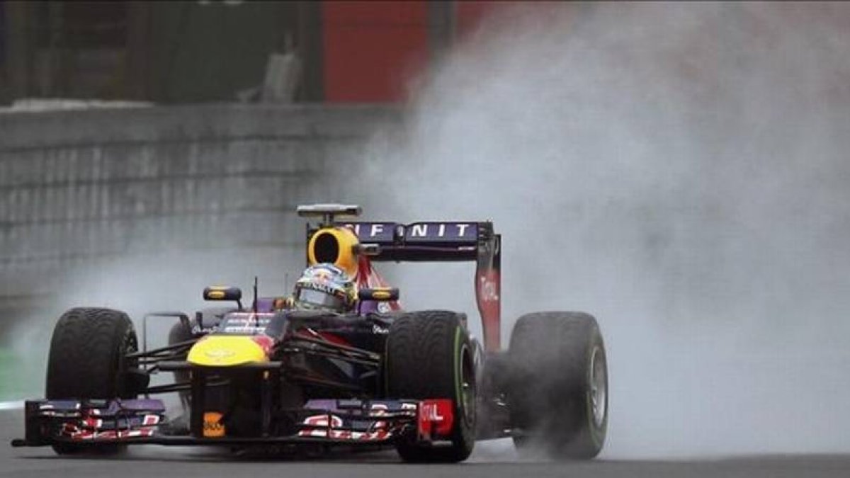Vettel pilota el Red Bull por el mojado asfalto de Interlagos.