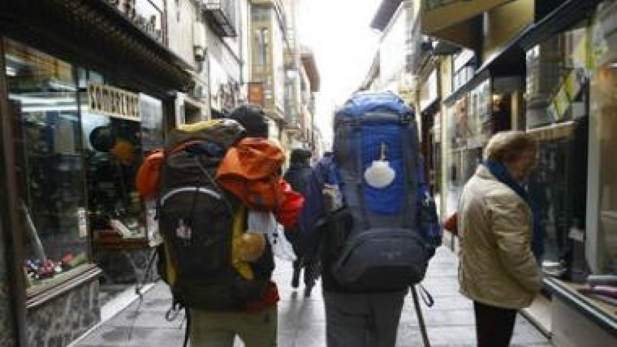 Dos peregrinos en un momento del Camino de Santiago, a su paso por León.