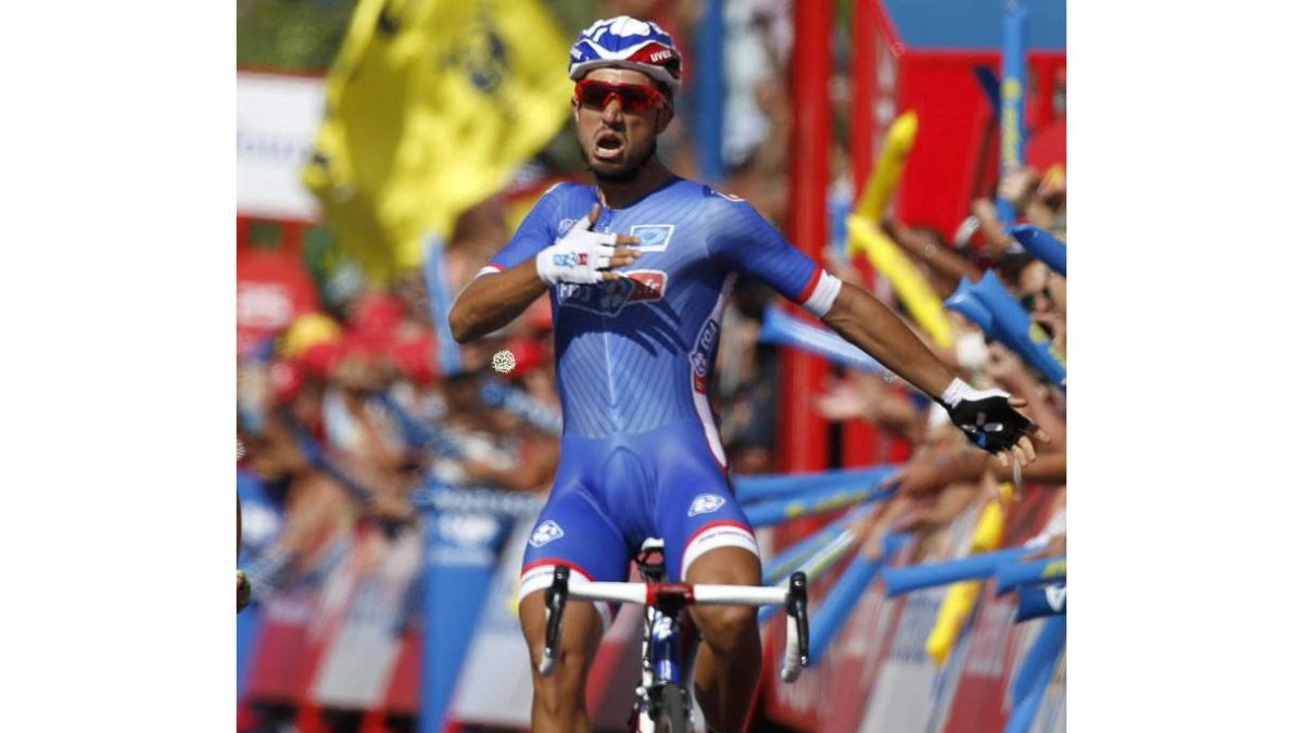 Bouhanni celebra el triunfo en la meta de San Fernando.