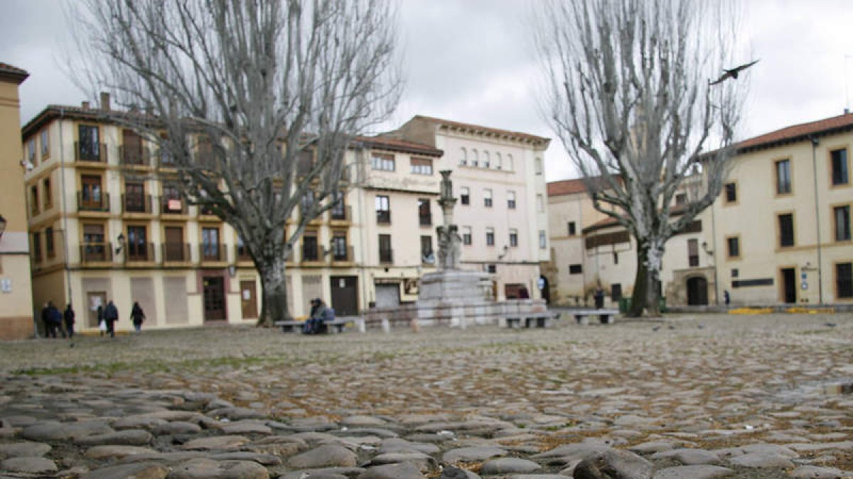El deterioro de la plaza es creciente. FERNANDO OTERO PERANDONES