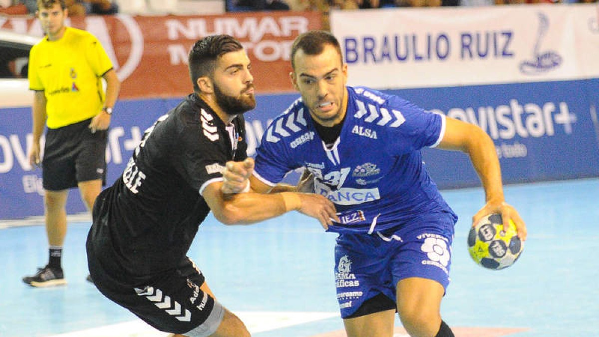 Álex Costoya debutó con el equipo leonés en la liga y demostró con sus ocho dianas porqué es uno de los máximos artilleros de la Asobal. ALBERTO LOSA