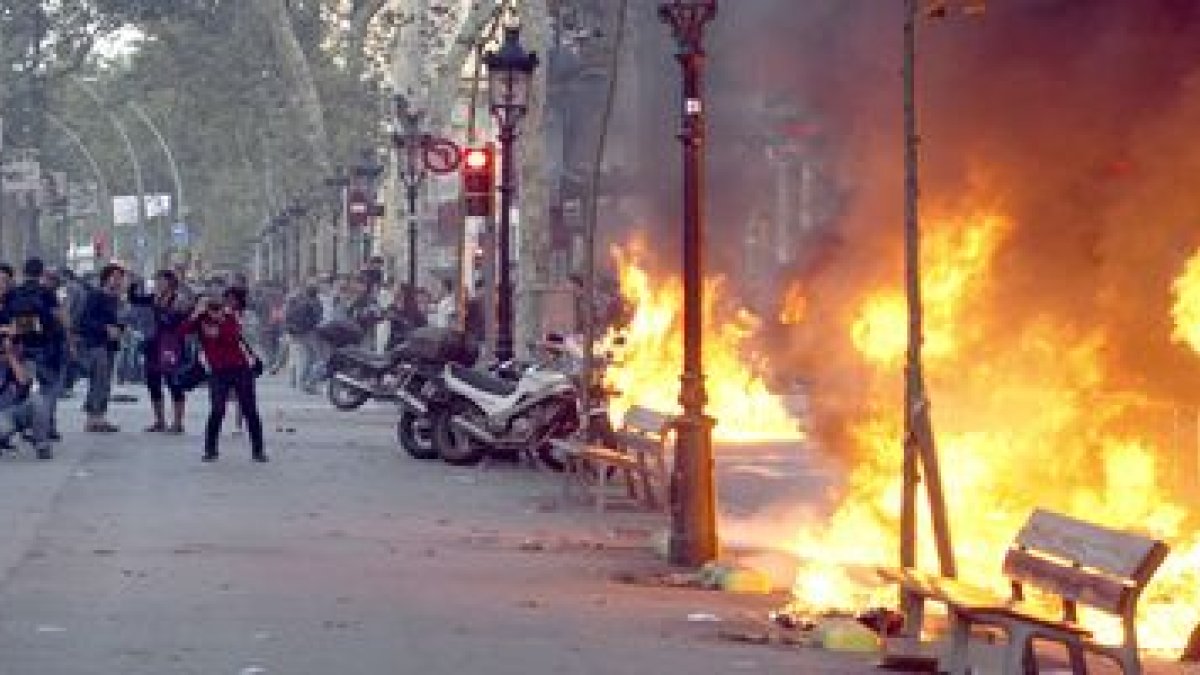 Los antisistema provocan una batalla campal en el centro de Barcelona