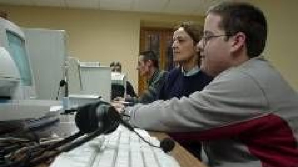 Un grupo de jóvenes aprende a manejar Internet en el municipio de Caboalles de Abajo