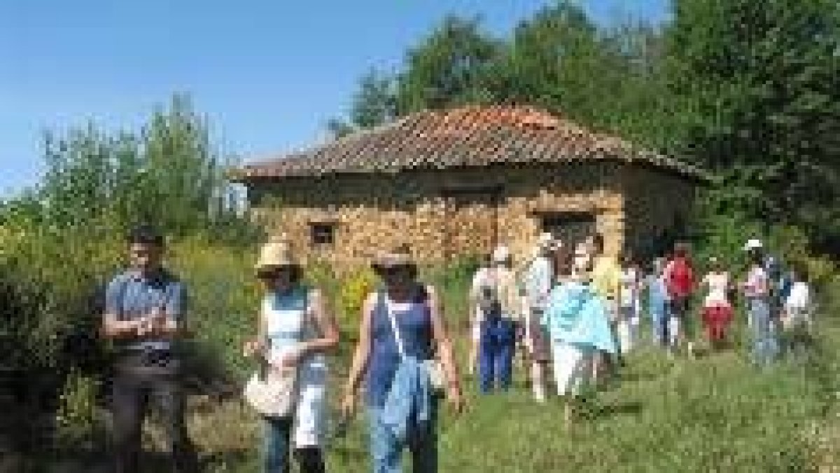 El grupo que realizó ayer la visita abandona el que se conoce en el pueblo como molino Zapatilla