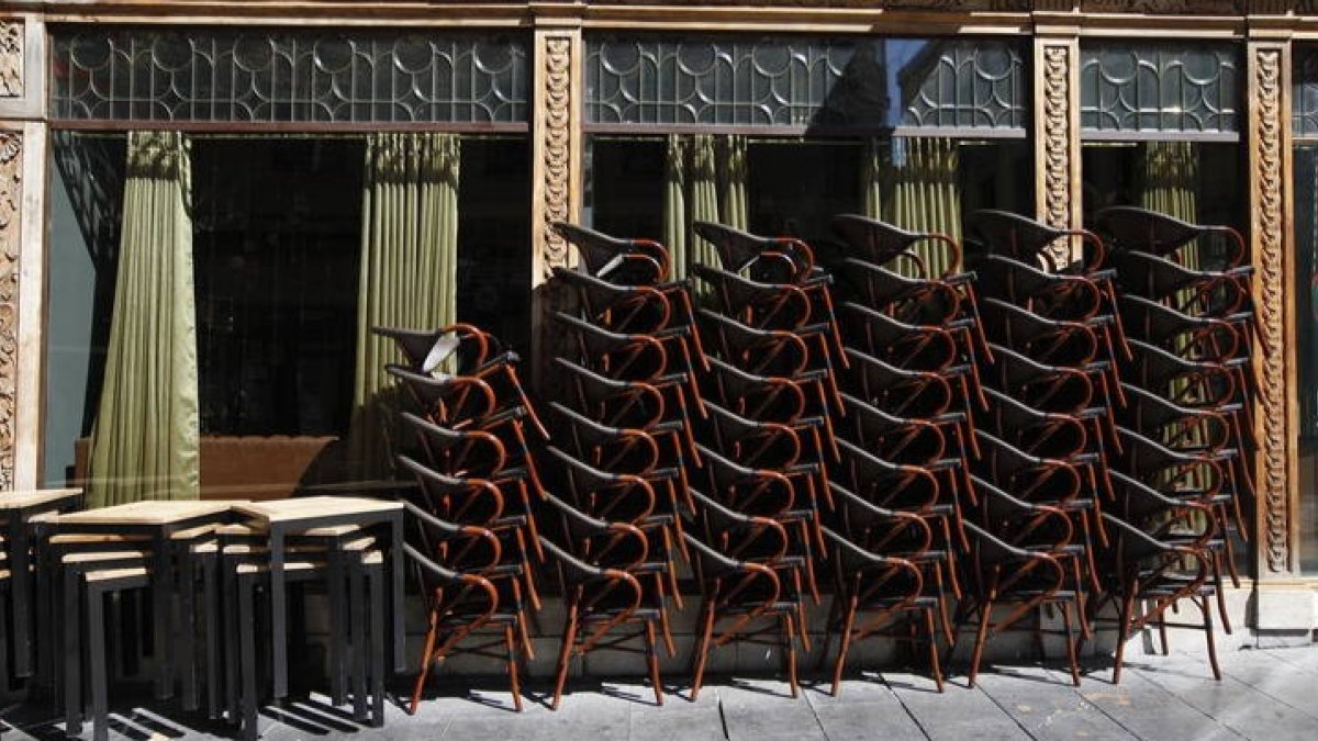 Terraza en el centro de León cerrada a causa de la pandemia. JESÚS F. SALVADORES