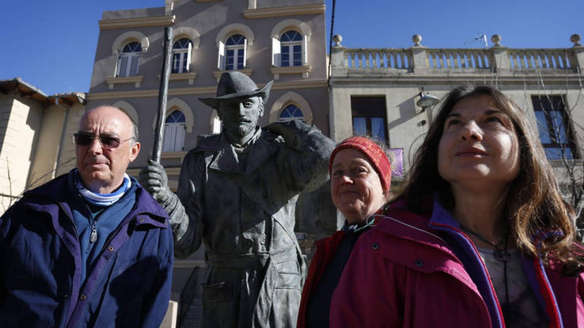 Lino junto a otras peregrinas que también compartieron el camino con Denis frente a la estatua del caminante de Sendo. JESÚS F. SALVADORES