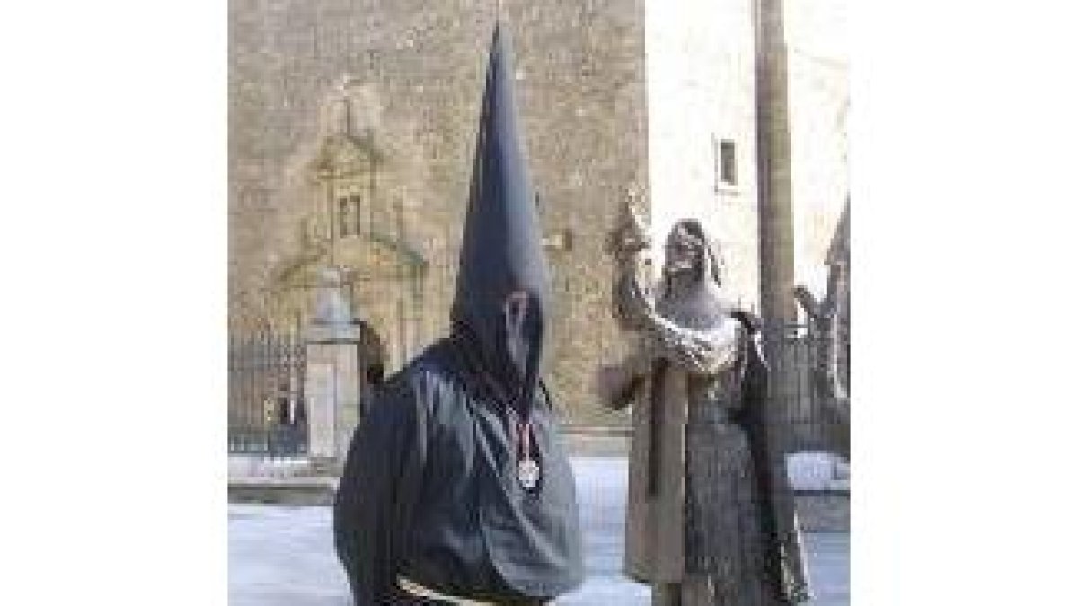 El Lambrión Chupacandiles, ayer por la tarde haciendo sonar su campana