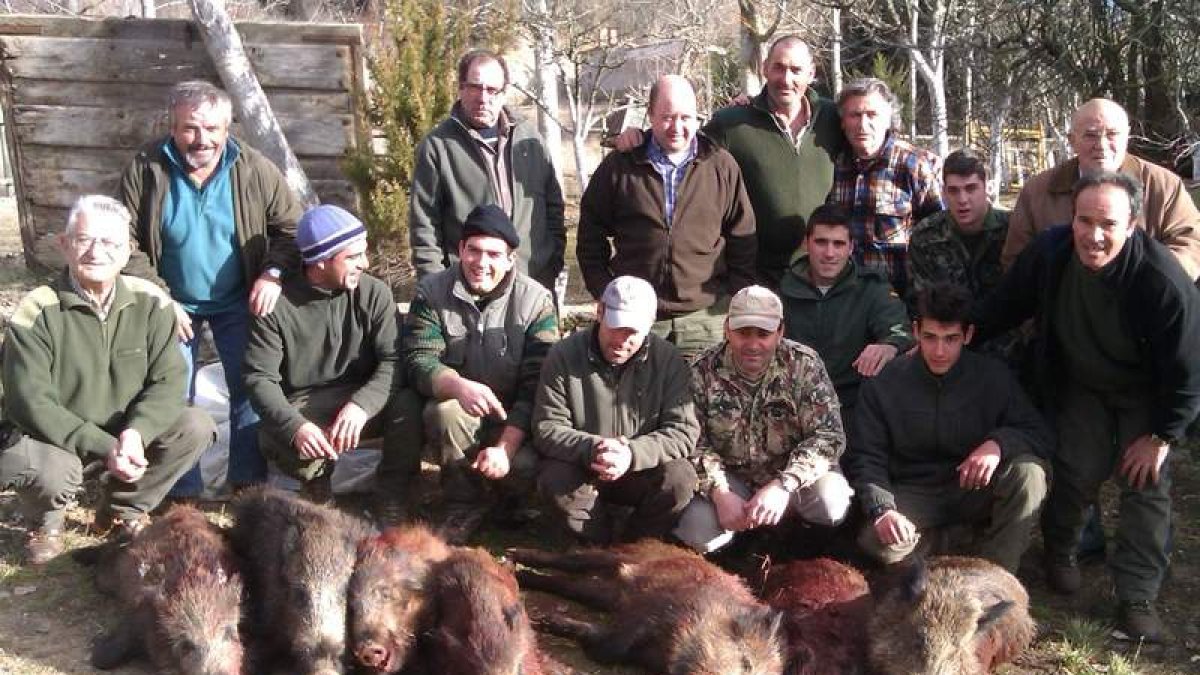 Los cazadores muestran los siete ejemplares de jabalí abatidos en la montería del Valle de las Casas.