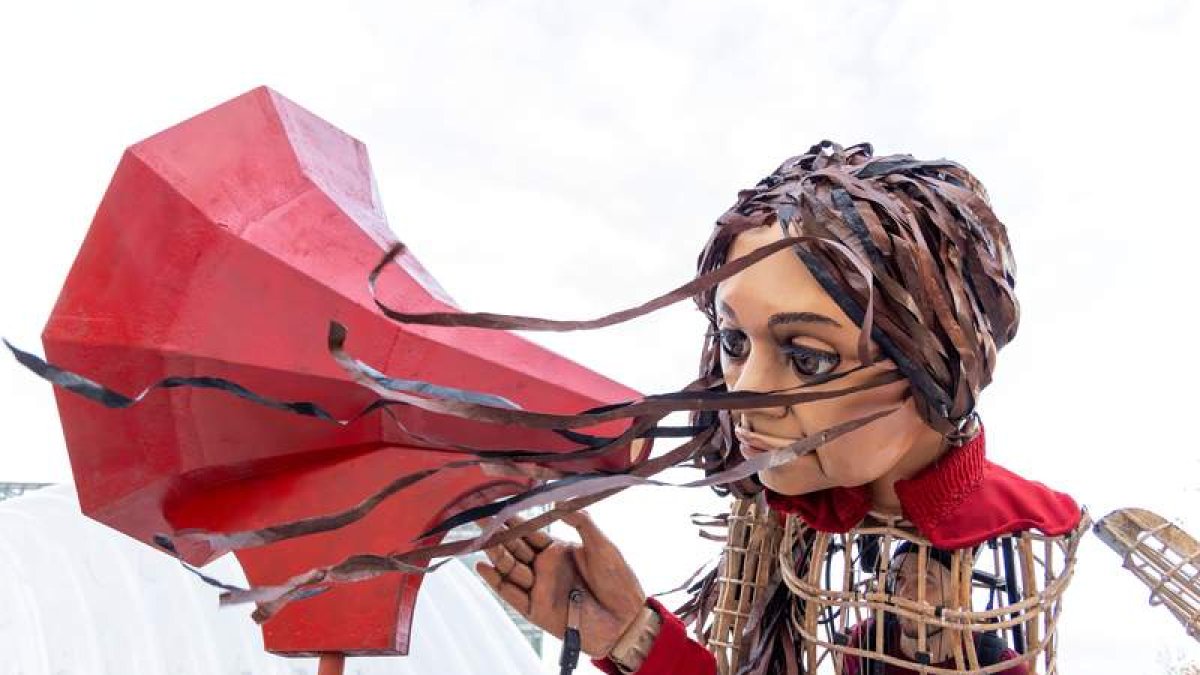 Little Amal, marioneta gigante obra de un refugiado sirio, ayer en Glasgow.