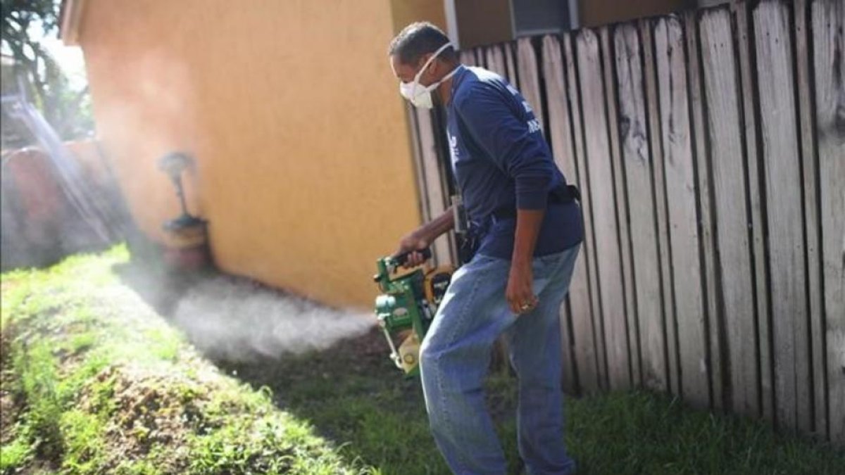 Fumigación preventiva contra el mosquito transmisor del zika, en Miami, en mayo.