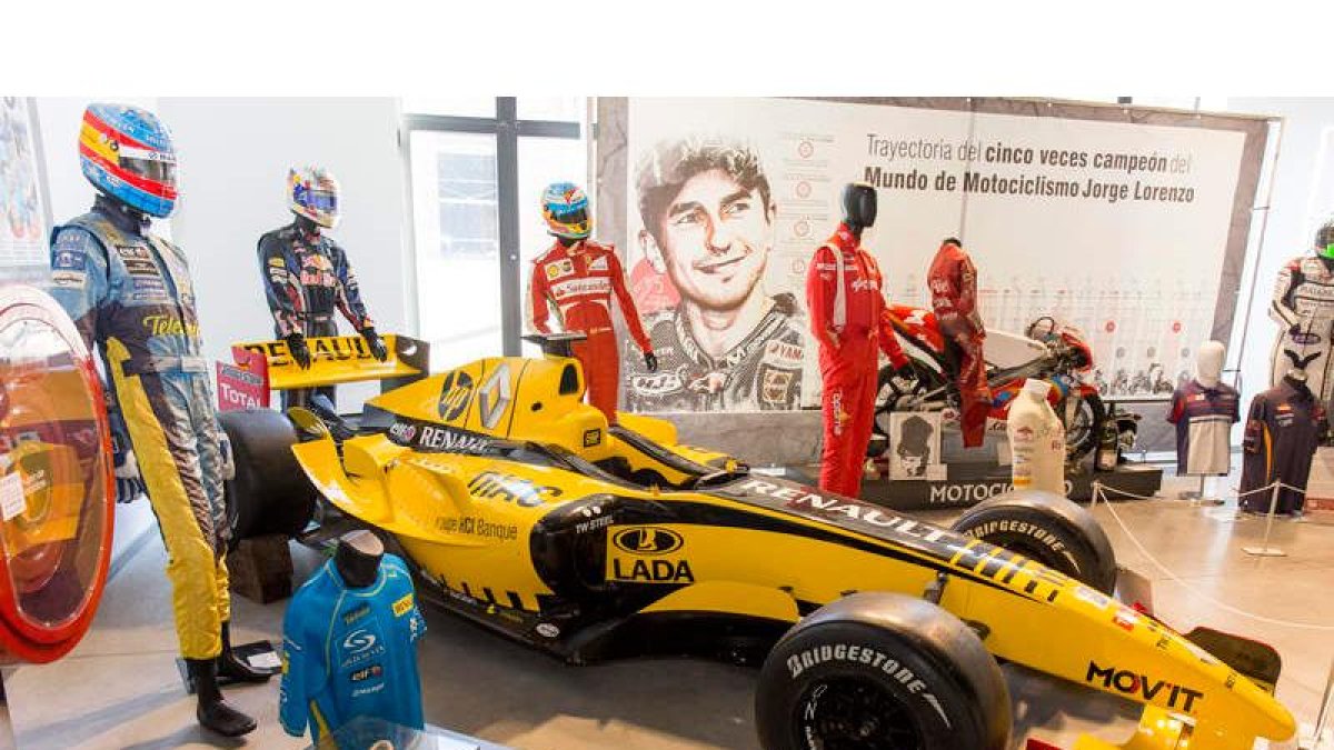 Uno de los primeros bólidos de Fernando Alonso, su casco y su mono. FERNANDO OTERO