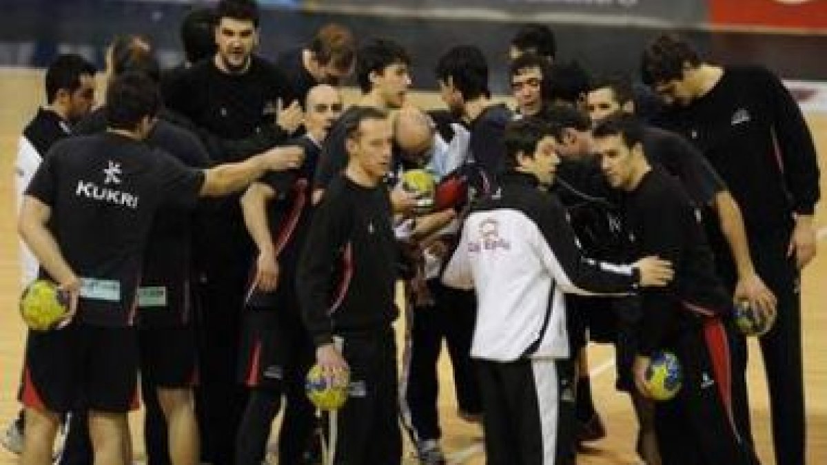 La plantilla del Reale Ademar tiene ganas de revancha por la Copa y sabe que hoy no puede fallar.