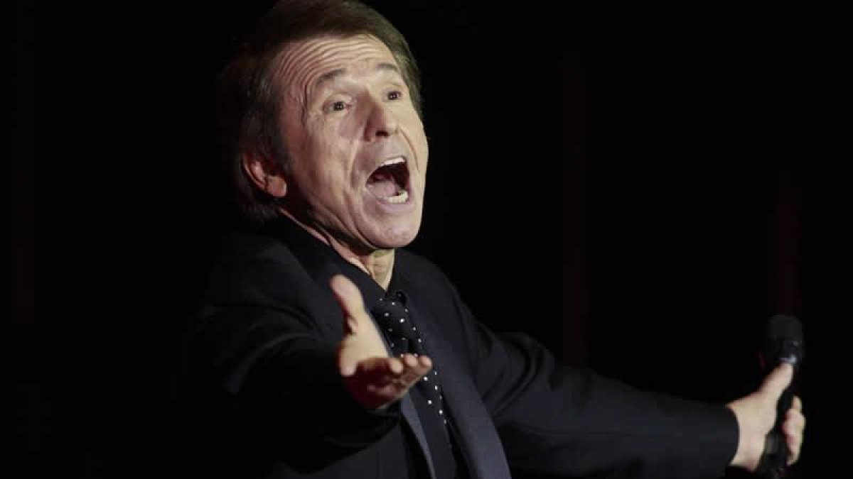 Raphael en un momento del último concierto que protagonizó en el Auditorio de León.