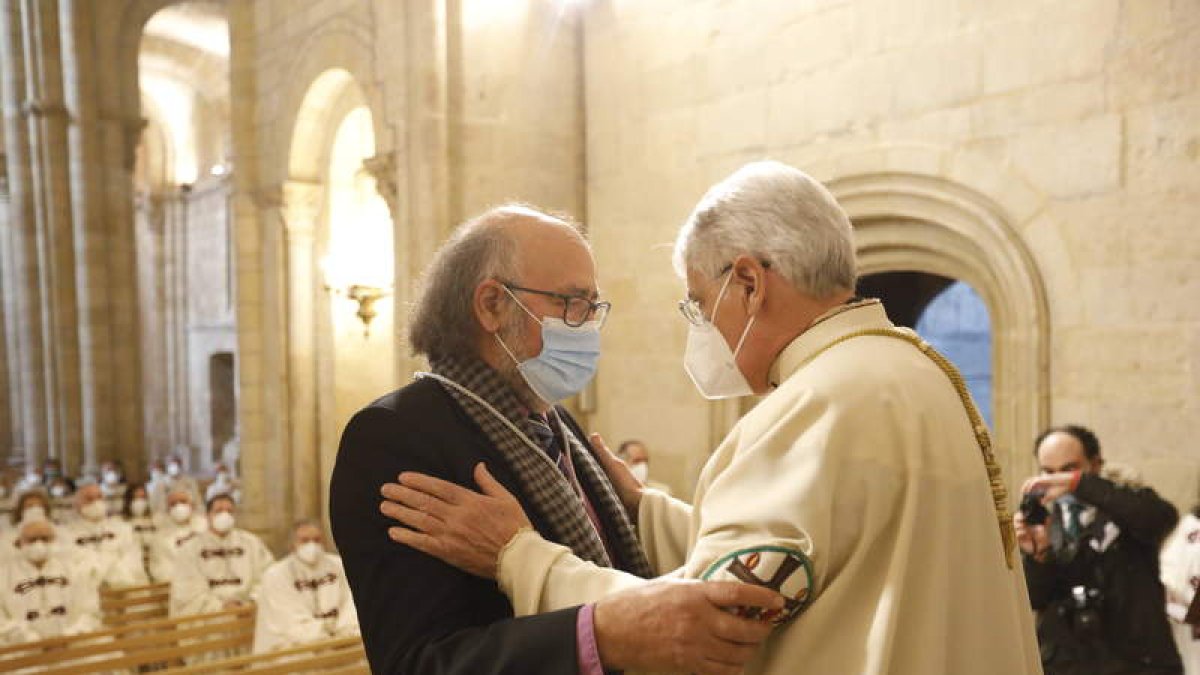 A la derecha, el abad Hermenegildo López. MARCIANO PÉREZ